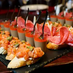 Wine club - Винный бар с богатой винной картой, отличной кухней и кальяном